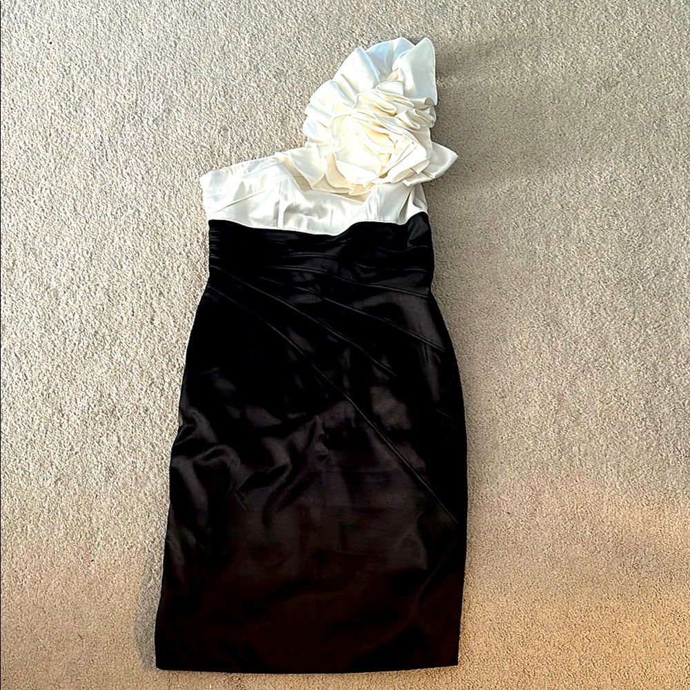 Cocktail dress. Black and White one shoulder size 6 by Adrianna Papell Evening